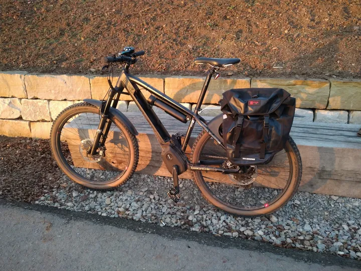 Jetzt mit Gepäckträger und Fahrradtaschen fürs Solar-Equipment