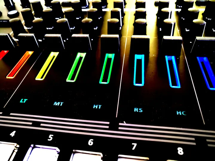 Mit OSC Saw Low auf der Suche nach Acid im TR-8S (Kleine Freitag Nachmittag Hausmusik)